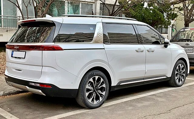 Back bumper of a white Kia Carnival