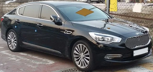 Black Kia K900 in a lot