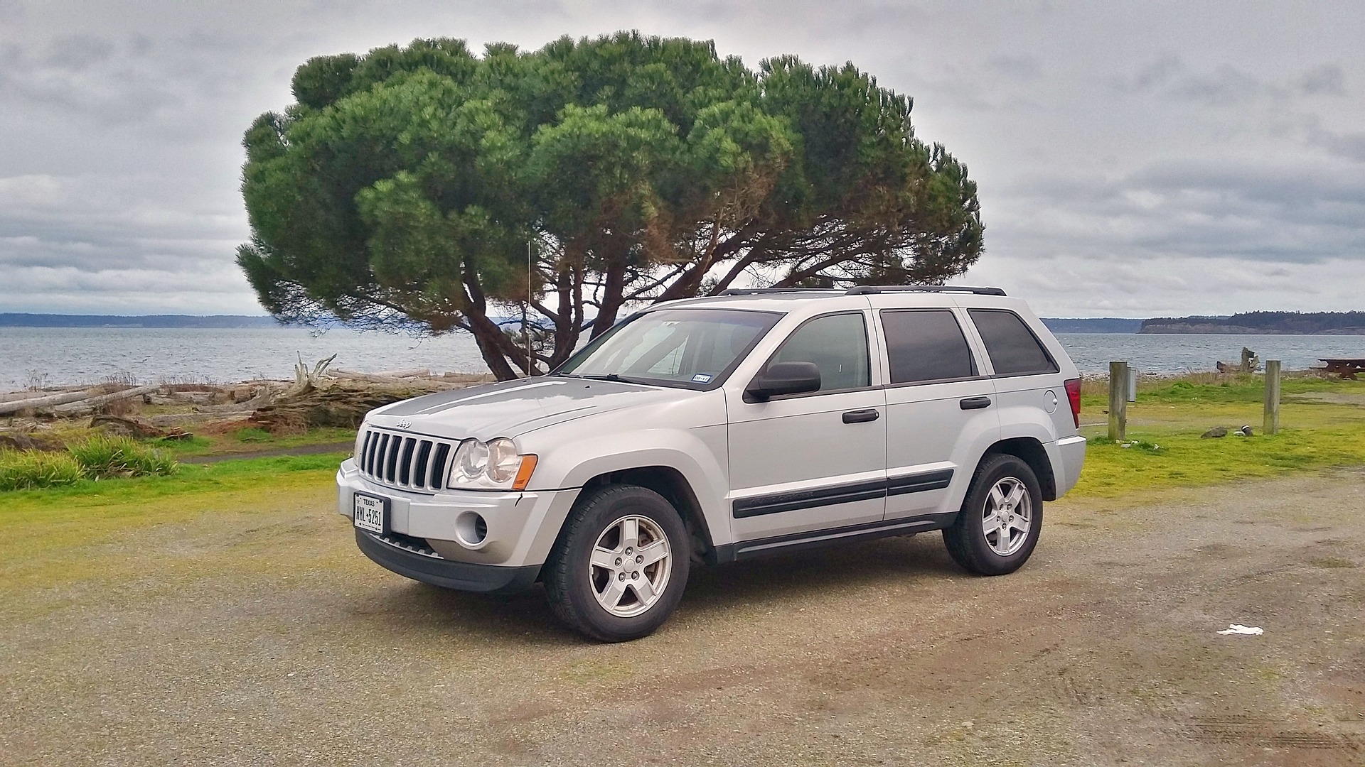 Silver Jeep Grand Cherokee