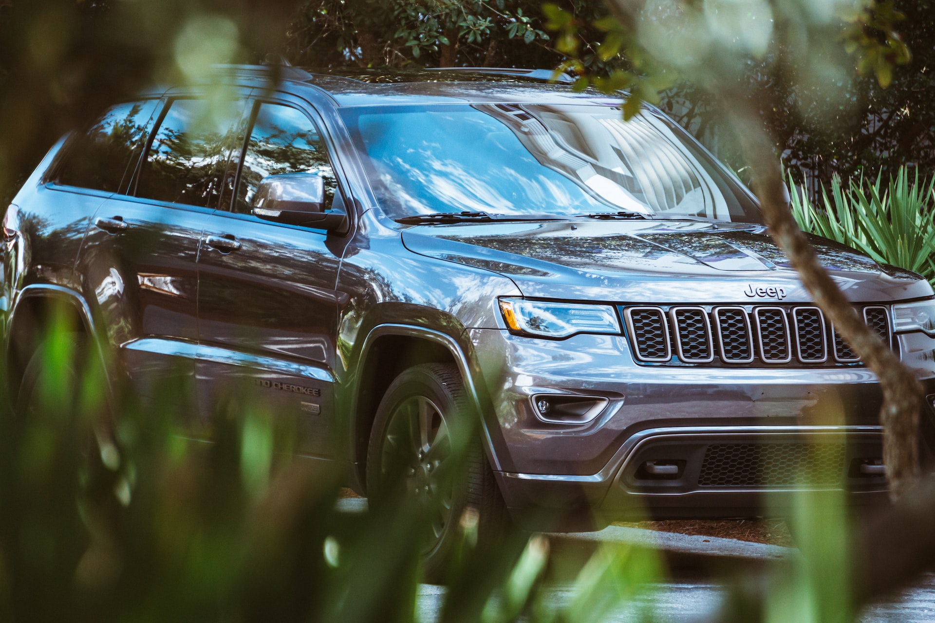 grey jeep grand cherokee