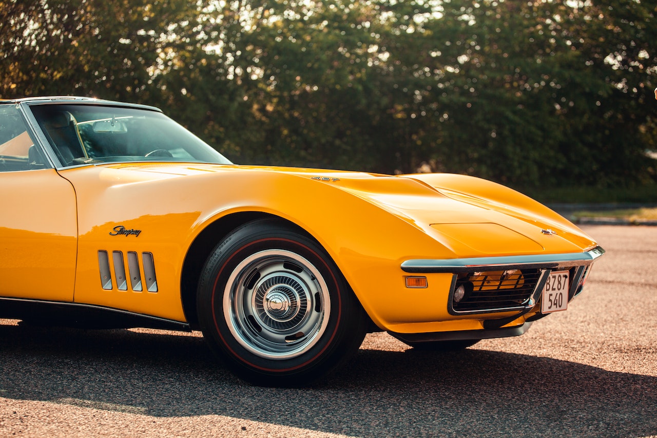 yellow chevy stingray corvette