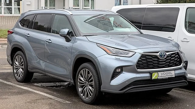 Toyota Highlander in a parking lot